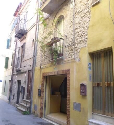 Medieval Apartment Vasto Exterior photo